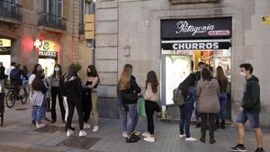 Ambiente en las calles del centro de Barcelona, este sábado al atardecer.