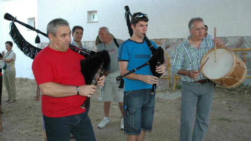 Los músicos en plena interpretación de las canciones populares