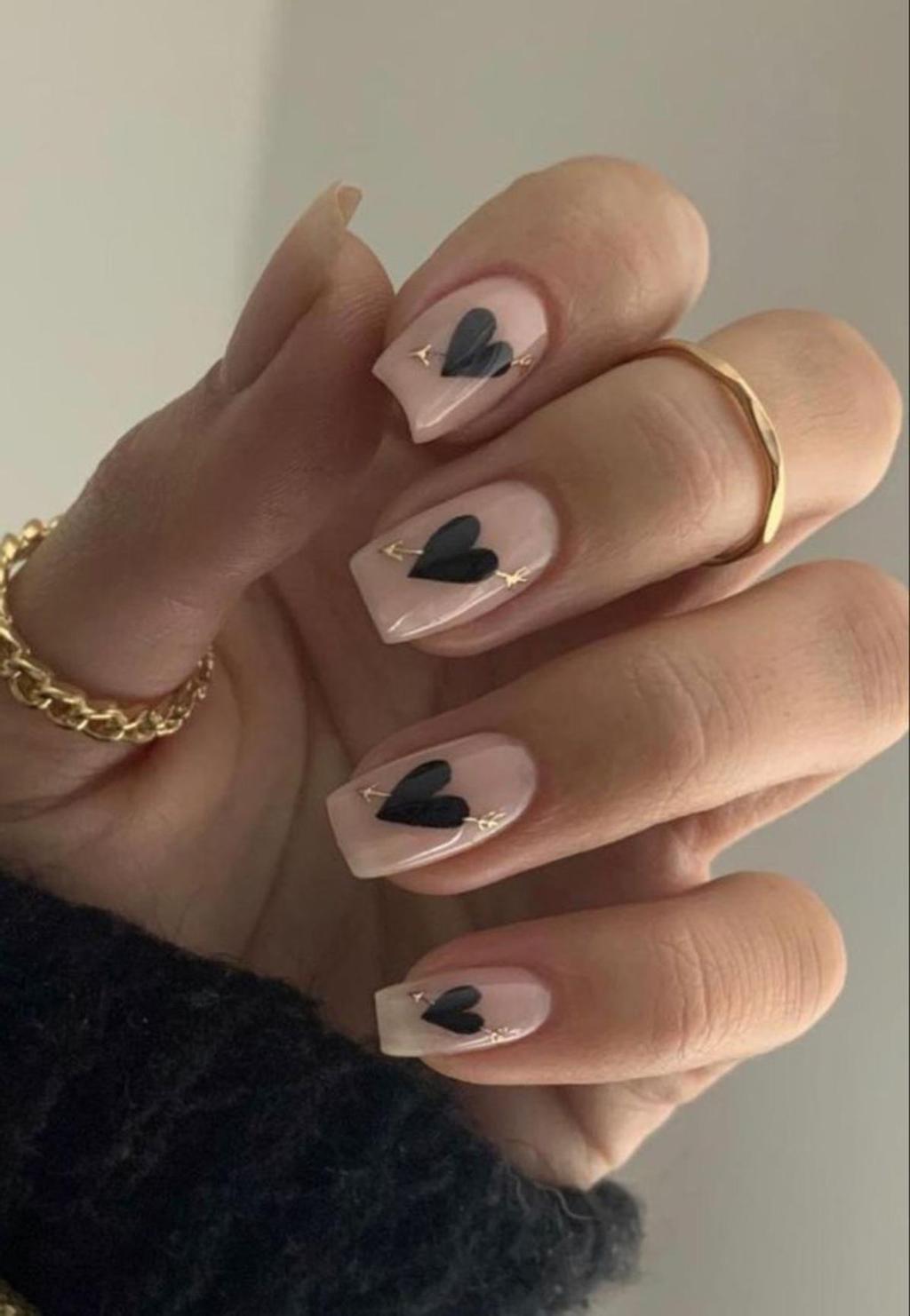 MANICURA NUDE CORAZONES NEGROS Y FLECHAS DORADAS