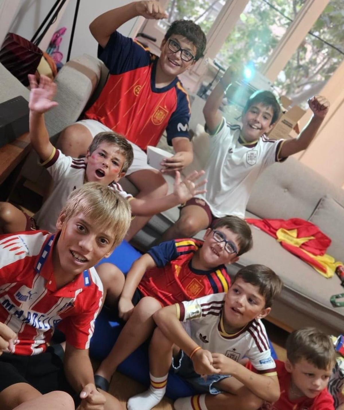 Andrés y Leticia cedieron su casa de Barcelona para que los hijos de cuatro familias viviesen la final e intercambiasen cromos.ivi, en B