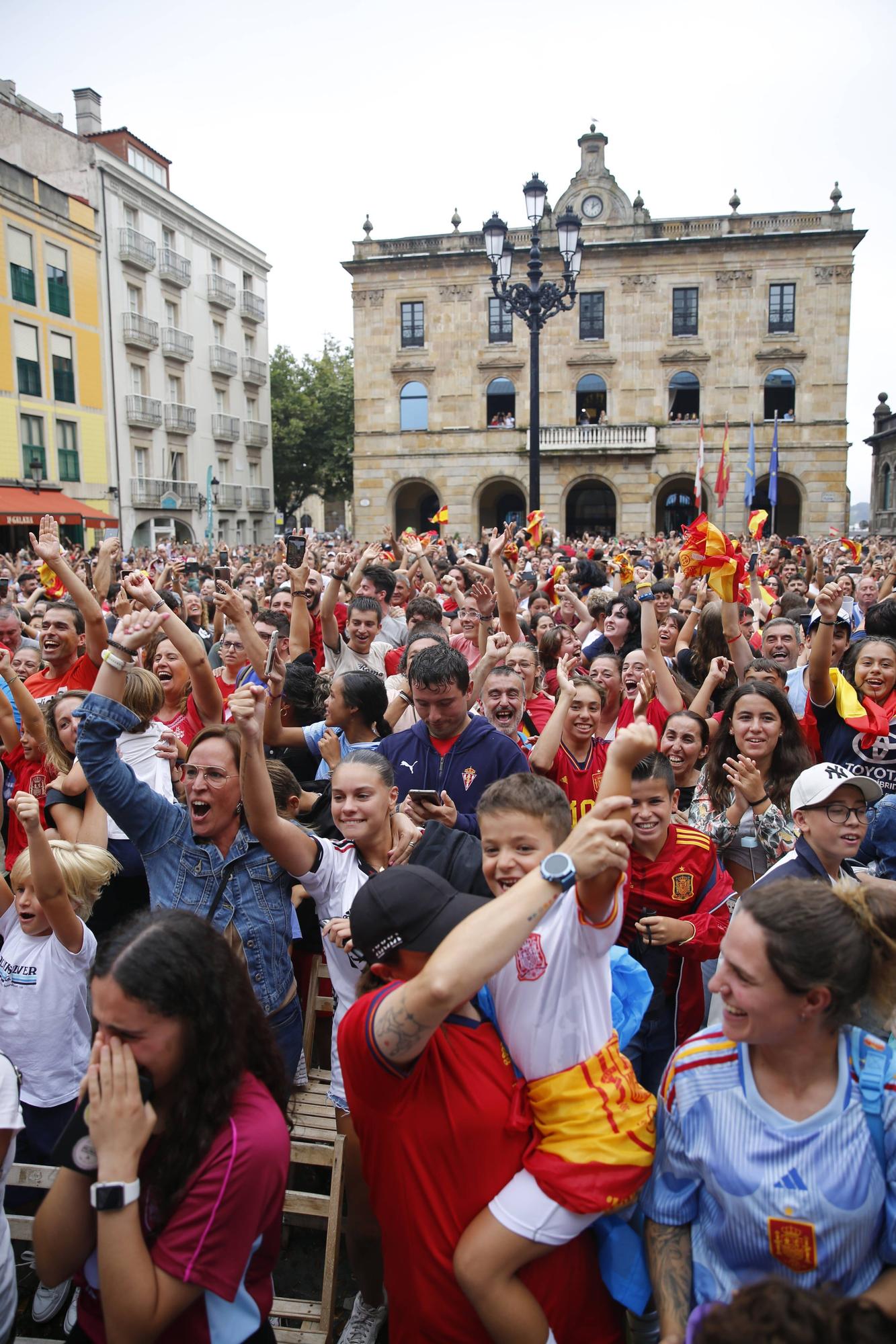 Gijón se vuelca (pese a la lluvia) animando a España en la final del Mundial de fútbol femenino