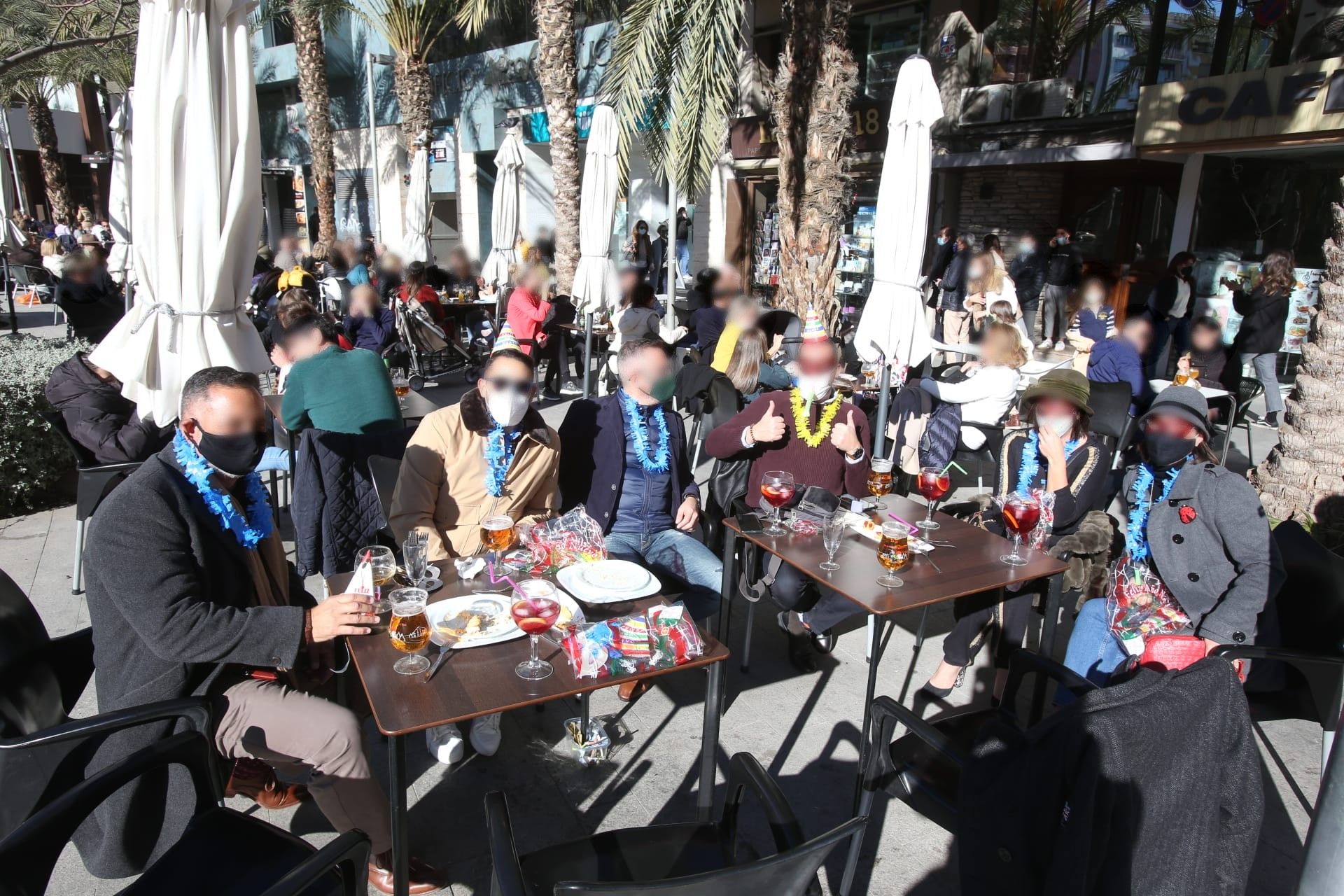 El repunte del covid y los controles policiales no frenan la “Tardevieja” en Alicante