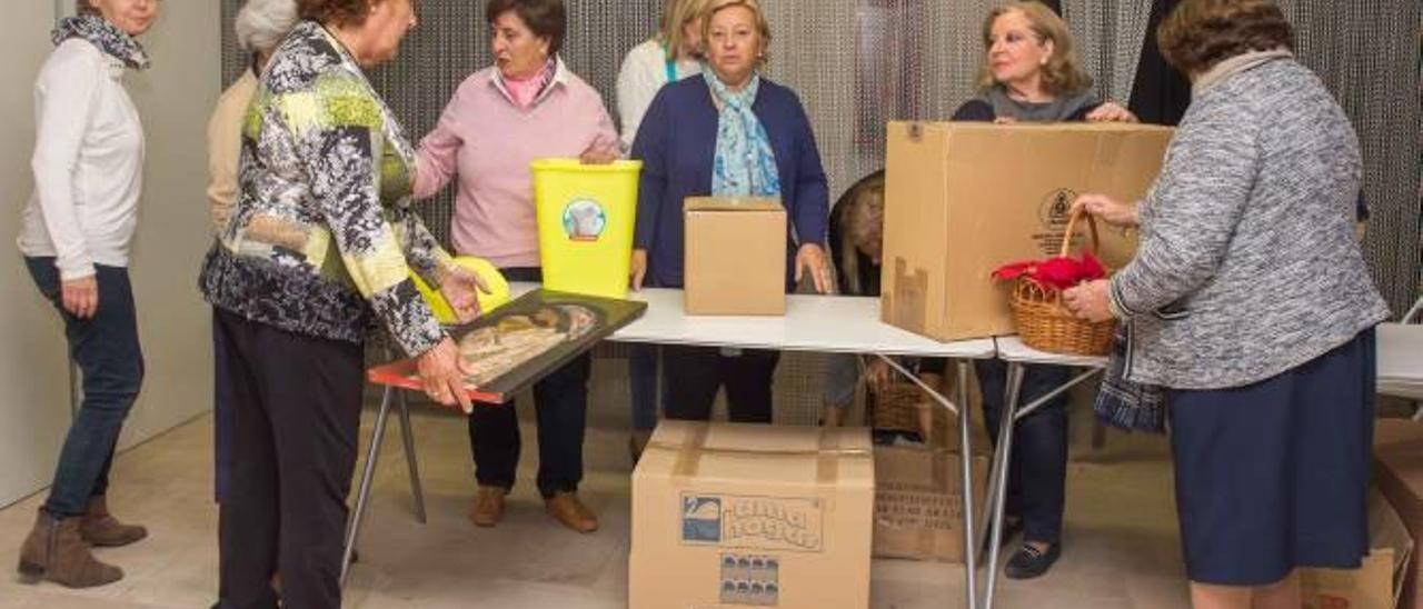 Preparativos del rastrillo solidario que está ubicado en El Claustro.