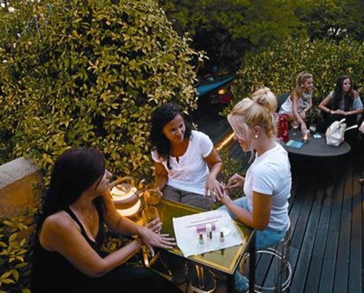 Maite Mesa i Isabel Vaquero, amb els seus mojitos, i l’estilista, a la terrassa Roba Estesa, dijous. Maite Mesa i Isabel Vaquero, amb els seus mojitos, i l’estilista, a la terrassa Roba Estesa, dijous.