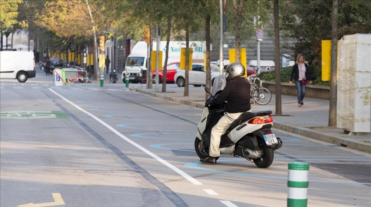 Un motorista en la calle Roc Boronat, en la superilla del Poblenou.