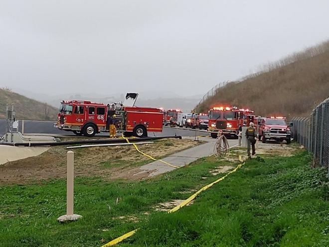 Bomberos del condado de LA cerca del lugar donde se accidentó el helicóptero en el que falleció el exbaloncetista Kobe Bryant, su hija de 13 años y 7 personas más, incluyendo el piloto, en cerros de Calabasas, California (Estados Unidos).