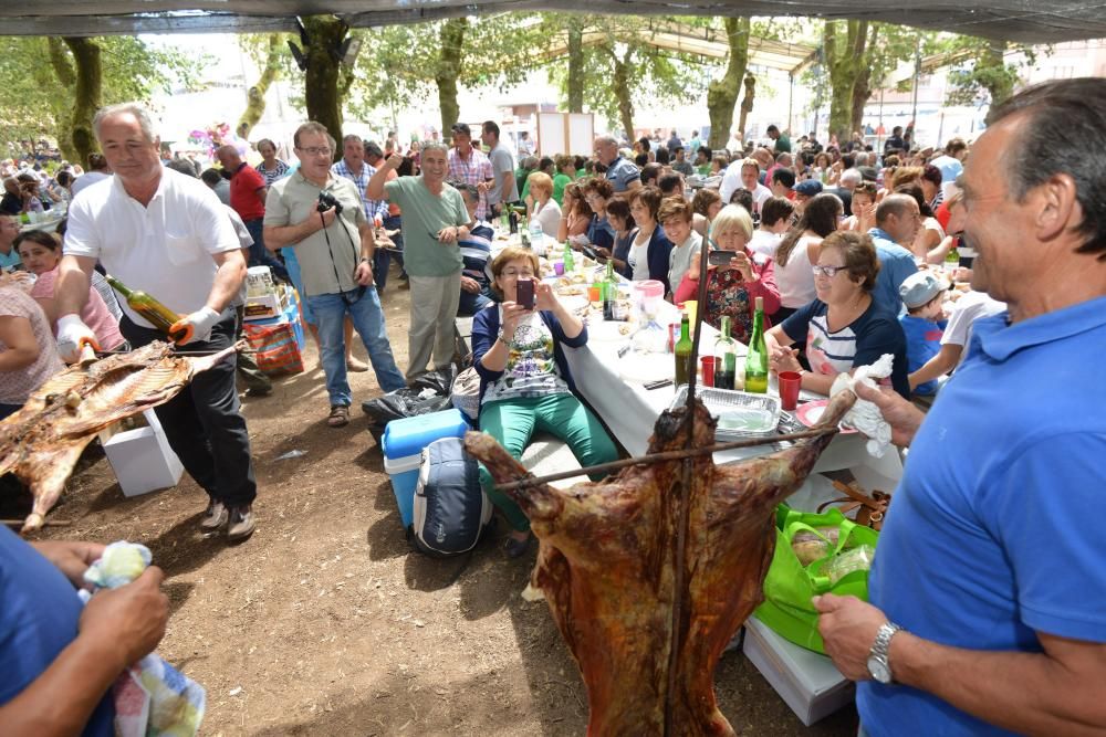 Moraña fue hoy el templo del carneiro ao espeto, plato que degustaron los vecinos y los visitantes acompañado de empanadas de zorza o bacalao con pasas