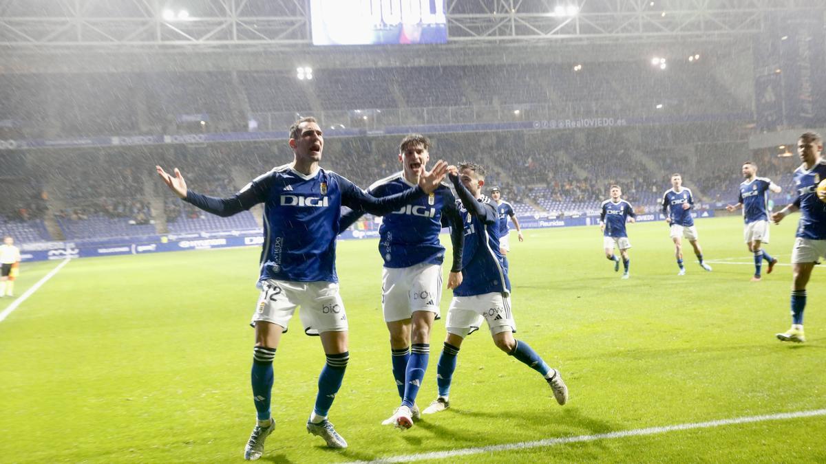 UN MOMENTO DEL PARTIDO / FUTBOL. 2. REAL OVIEDO. LEVANTE