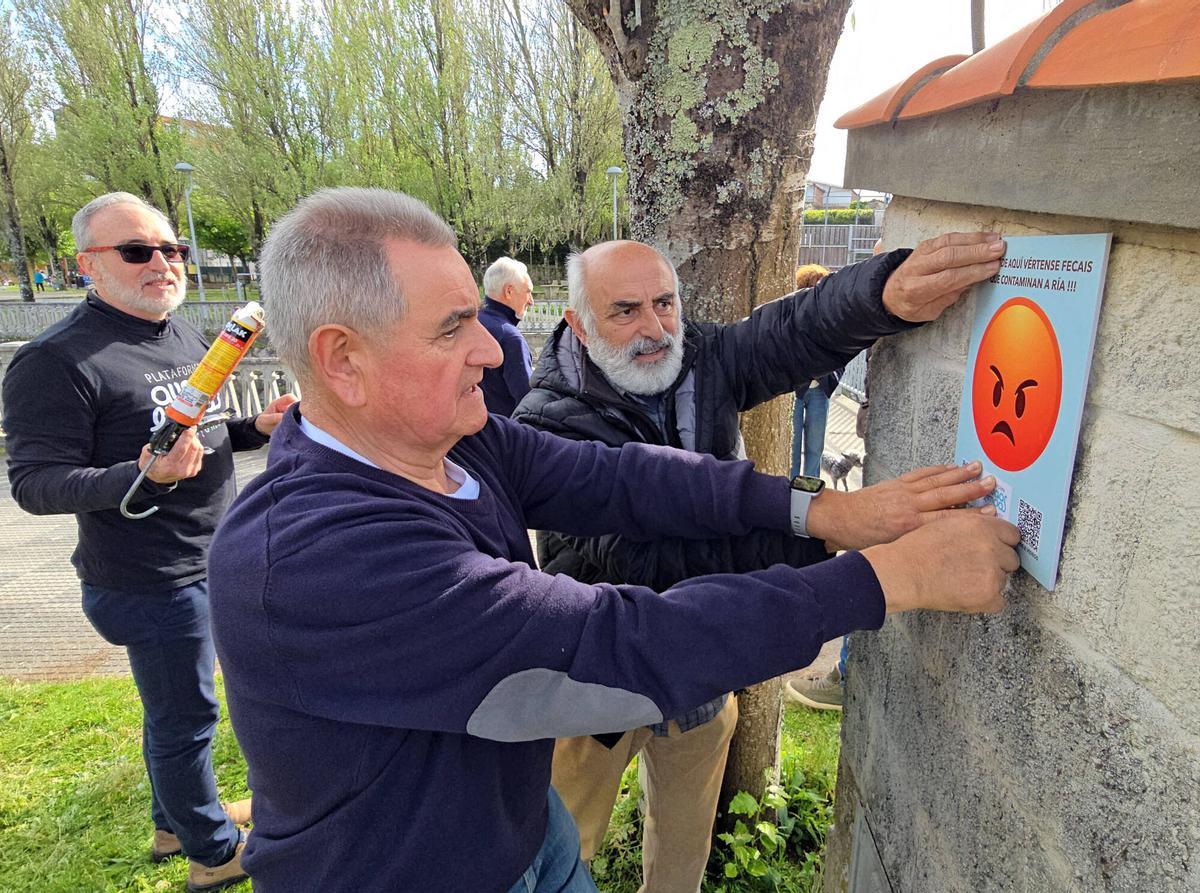 La Plataforma Augas Limpas convocó este viernes una concentración y protesta para colocar carteles advirtiendo de los vertidos de fecales a la ría de Aldán