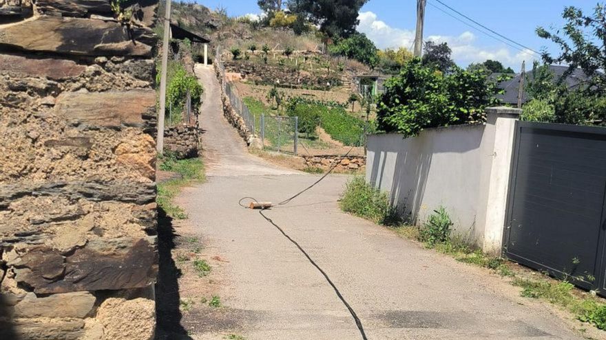 El cable que lleva meses tirado en la carretera. |  FdV