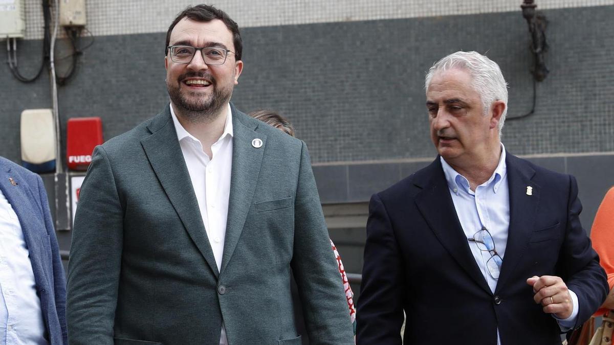 Adrián Barbón y Ángel García, el lunes, en Candás.