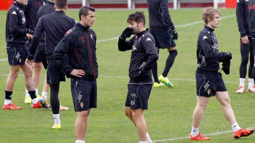 Luis Hernández conversa con Jony durante el entrenamiento de ayer.