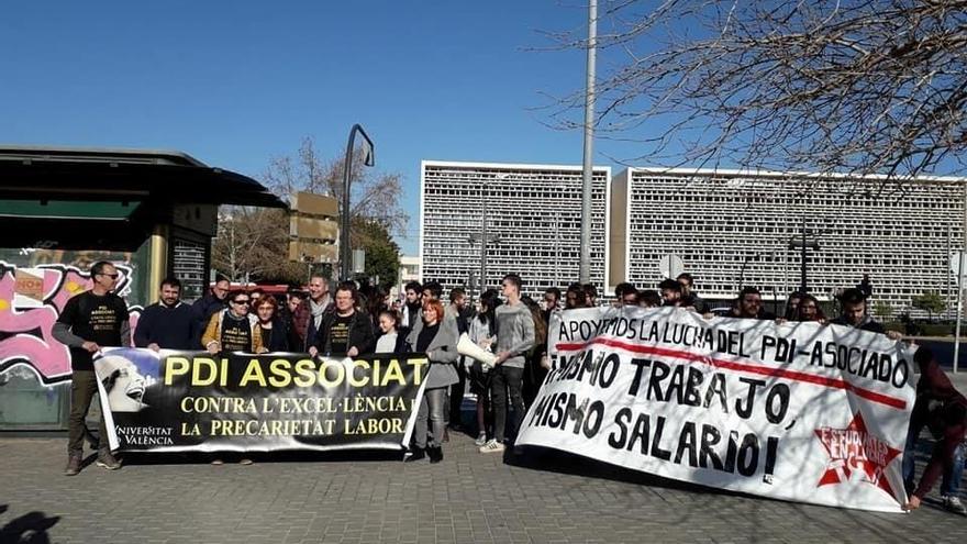 Protesta del profesorado asociado de la UV el pasado curso.