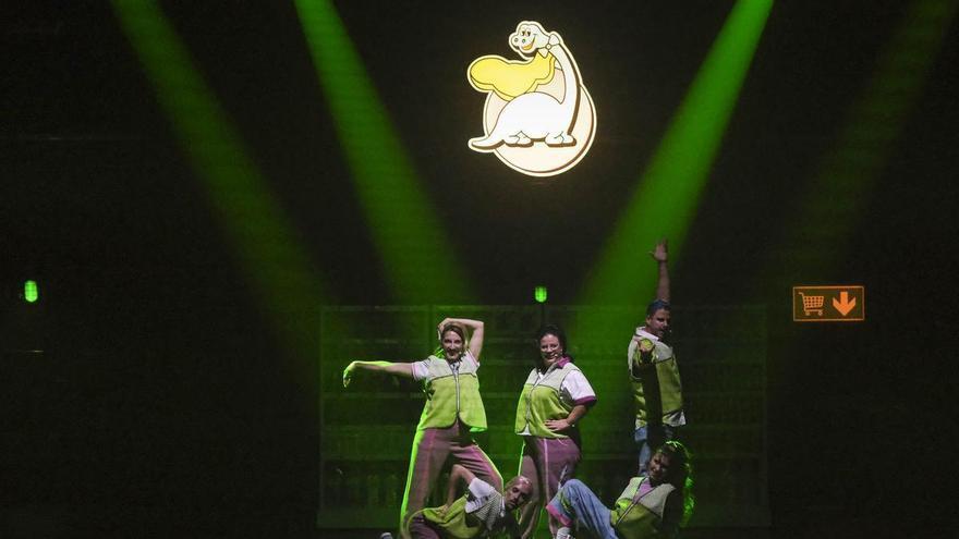 El Teatro Cuyás se convierte en un 'afterwork' en el estreno de 'Supersaurio, el musical'