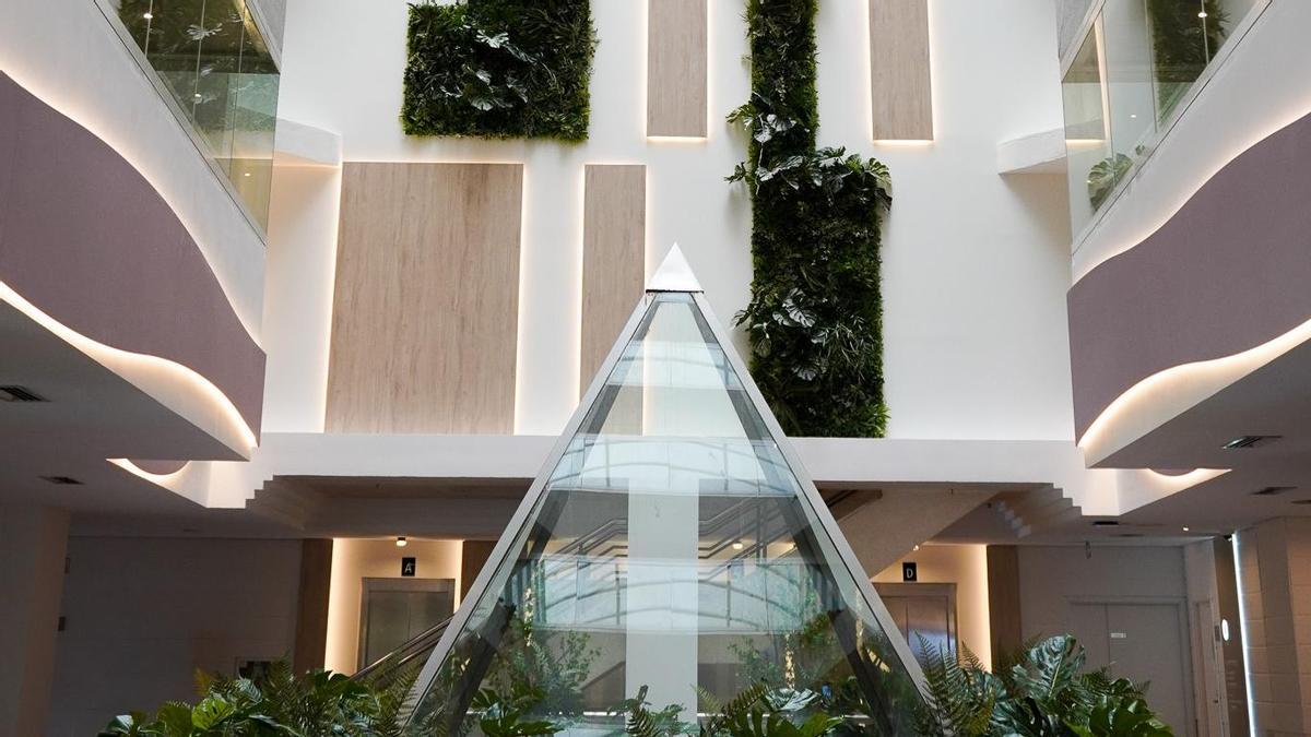 El nuevo atrio de AR Roca Esmeralda refleja la nueva identidad del hotel: espacios abiertos, luz mediterránea y un diseño contemporáneo.