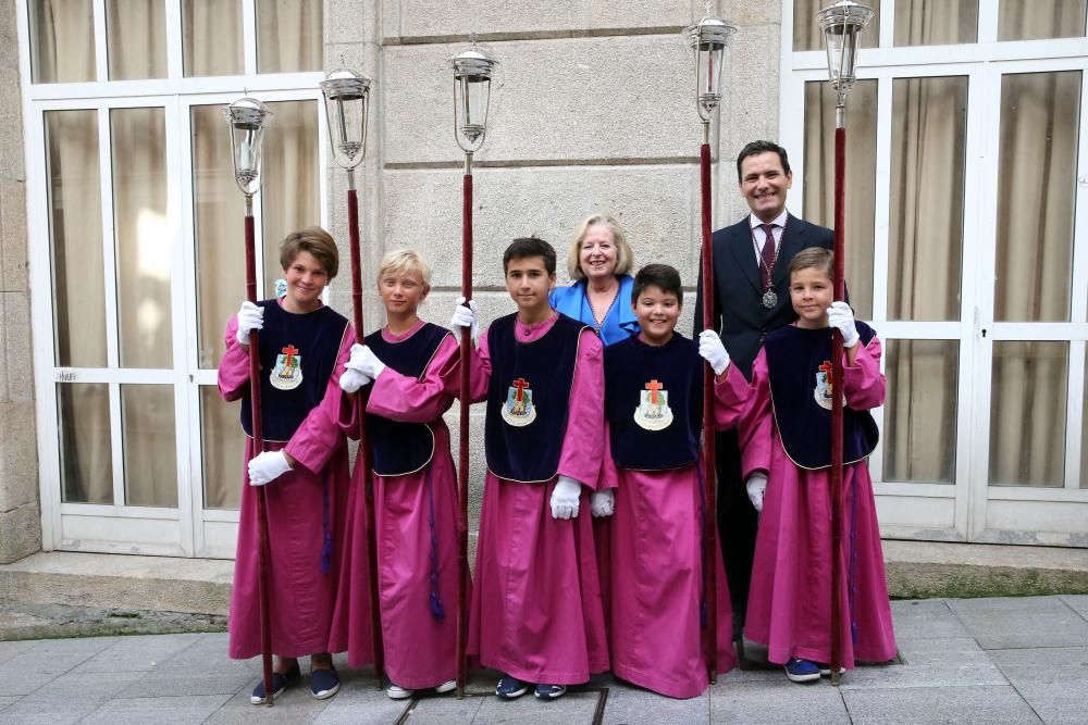 Miles de fieles acompañan a la imagen del nazareno en la tradicional procesión por el centro de la ciudad con principio y final en la Colegiata.