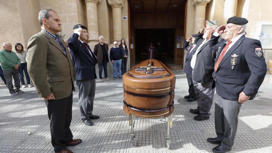 Funeral en Ibiza de Alfredo Cardona: «Era nuestro mando, nuestro padre»