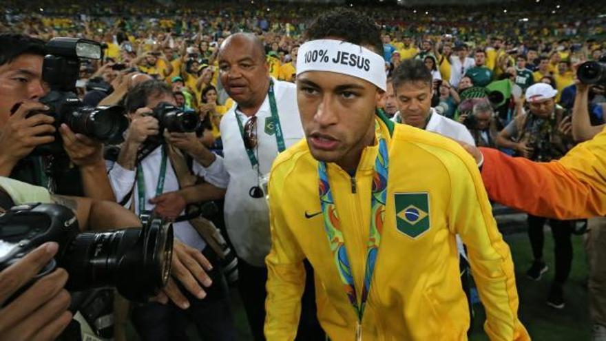 Monumental bronca de Neymar con un aficionado