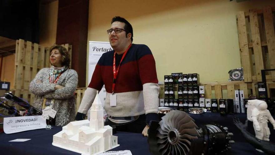 Ángela García y Alejandro Gil, en su stand de la feria tecnológica.