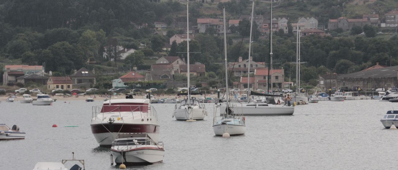Yates, ayer, en la ría de Aldán.