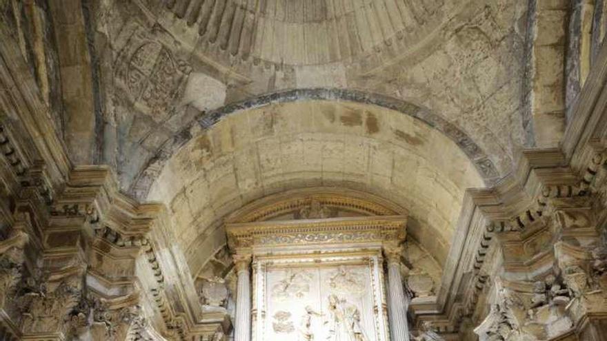 Visita institucional a la capilla de los Vigiles. En el centro, Genaro Alonso, Mariano Marín y Fernando Benzo.