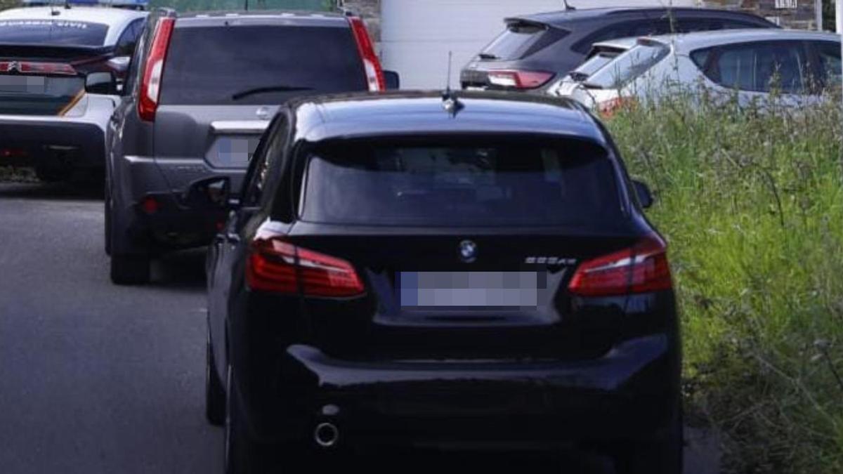 Un coche de la Guardia Civil en el entorno de la casa.