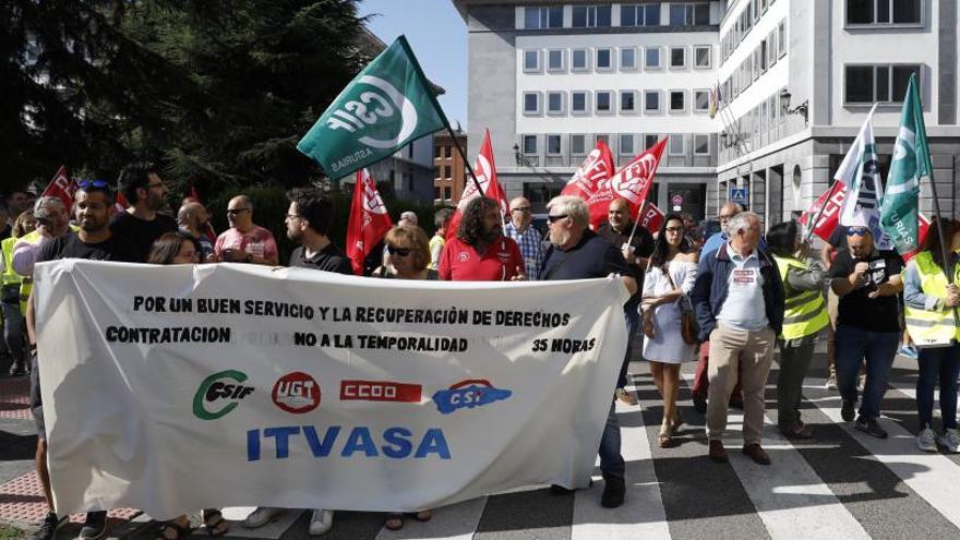 Protesta de los trabajadores de la ITV en verano.