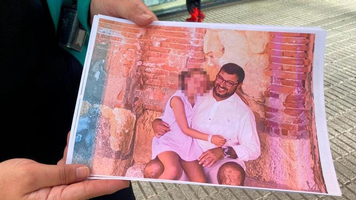 Olivia, la niña asesinada por su madre en Gijón, en una fotografía junto a su padre.