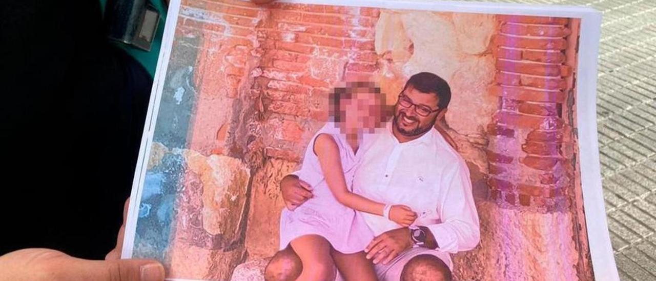 Olivia, la niña asesinada por su madre en Gijón, en una fotografía junto a su padre.