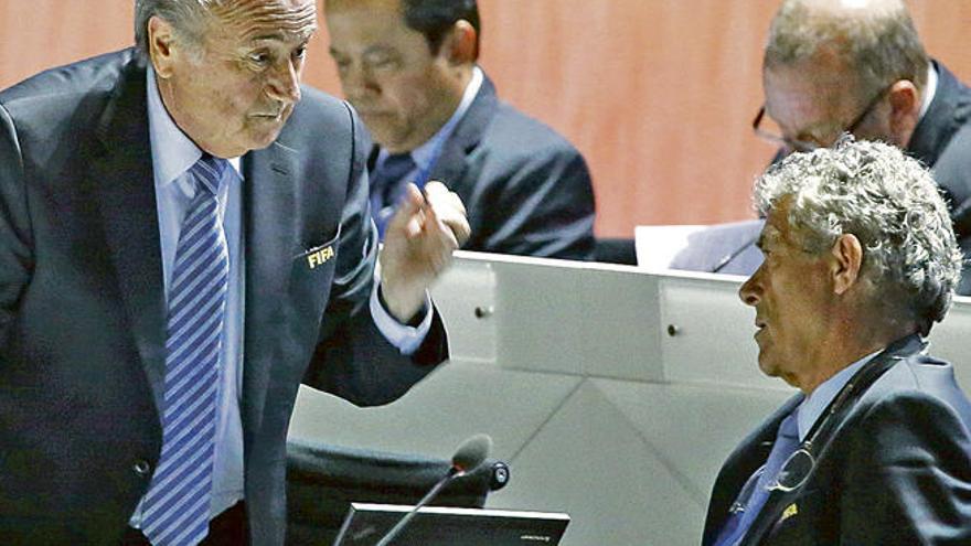Joseph Blatter se dirige a Ángel Villar durante una reunión de la FIFA.