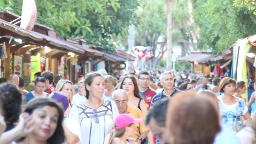 Imagen veraniega del mercadillo artesanal en el paseo de La Libertad de Torrevieja