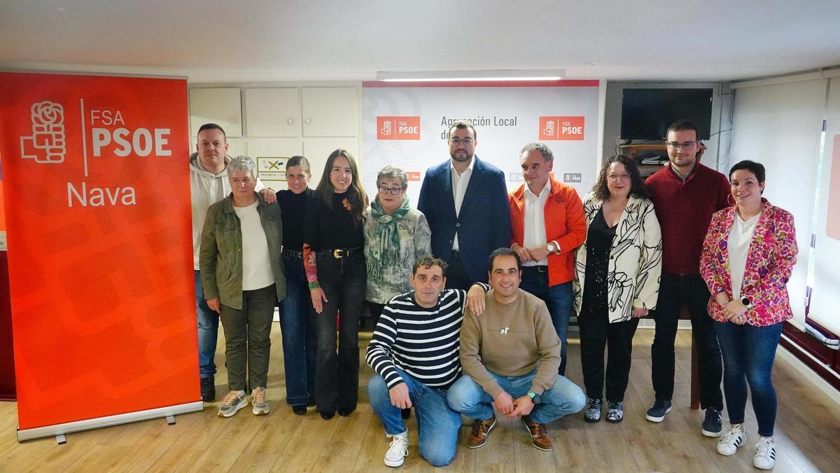 Foto de familia de la nueva ejecutiva naveta, con Adrián Barbón en el centro y Juan Cañal a su lado.