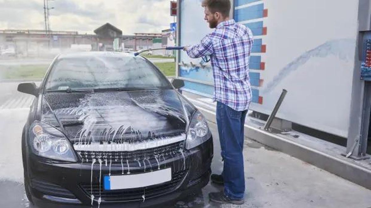 Este es el mejor momento del día para lavar el coche, según los expertos