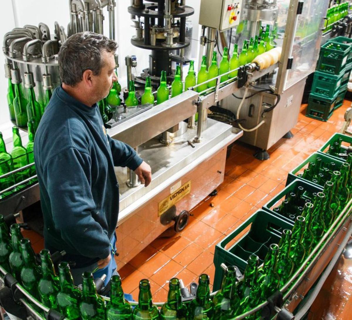 La zona de embotellado de Sidra Viuda de Ángelón.