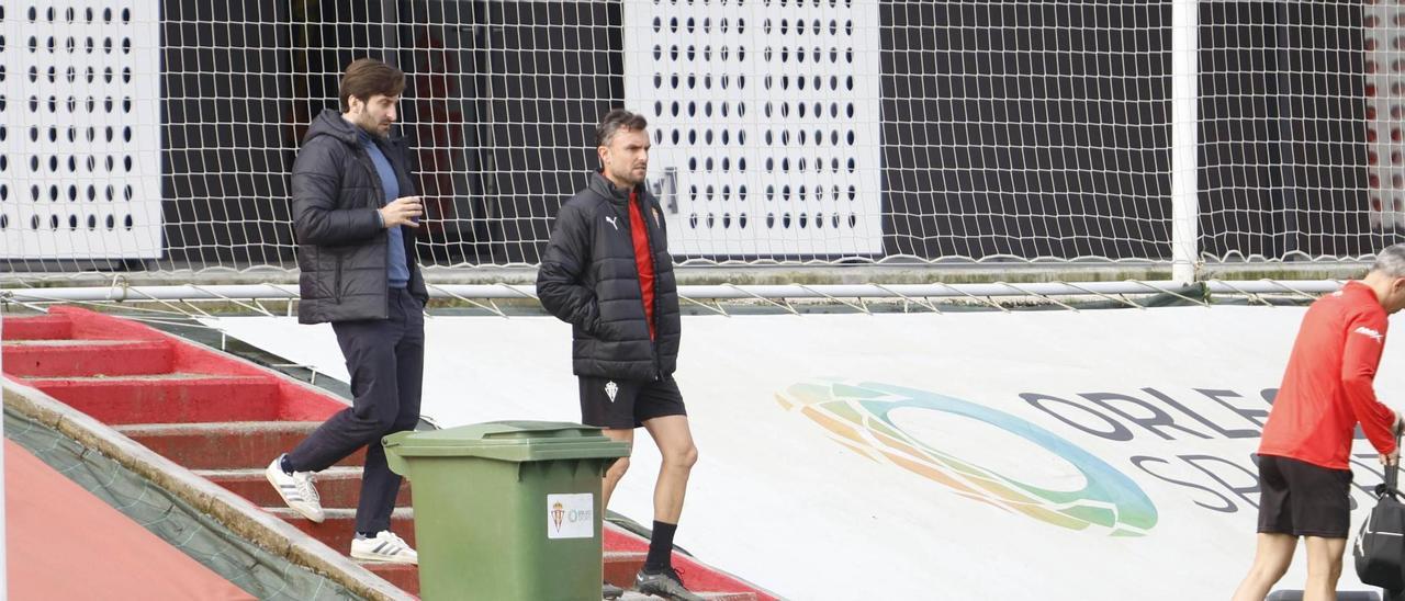 Rubén Albés, junto a Gerardo García, director de gestión deportiva, este viernes, en Mareo.