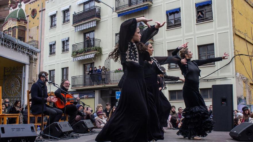 Bailaores y músios de la compañía de María José Franco de Jerez, ayer en el Mercado de Abastos. | Alba Prieto