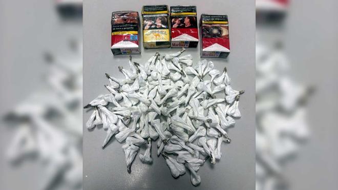 Els 125 farcellets de cocaïna decomissats al detingut a Vic.