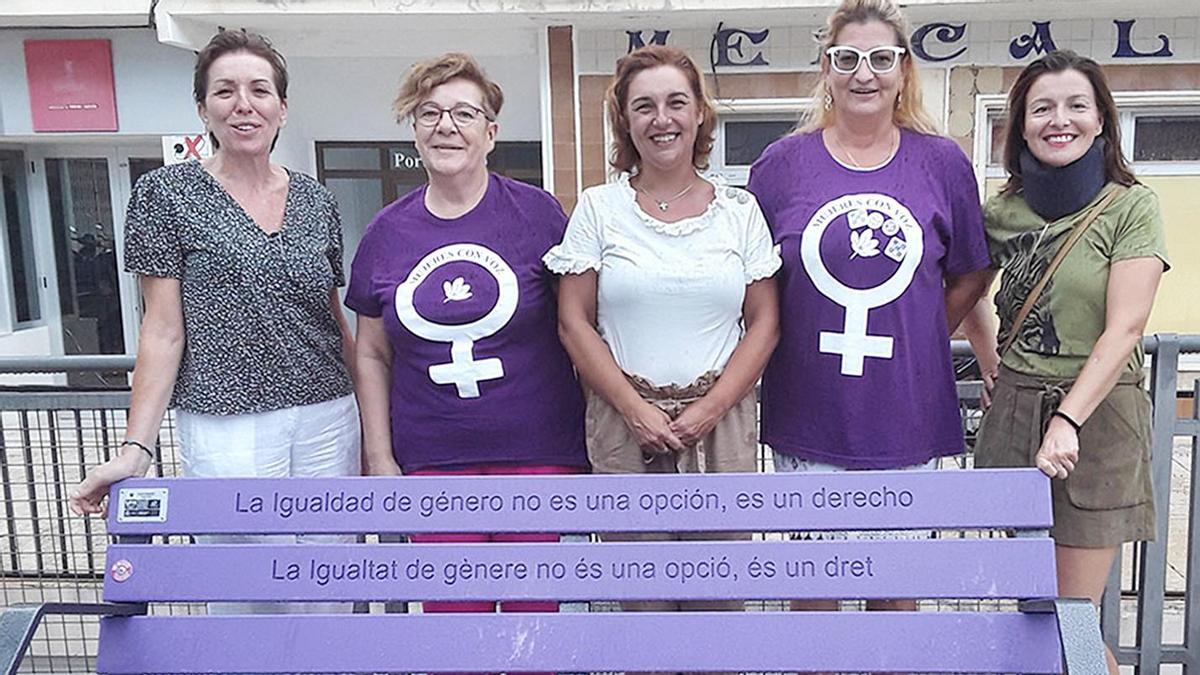 Uno de los bancos violeta instalado en la plaza Ventura la Comare de Altea.