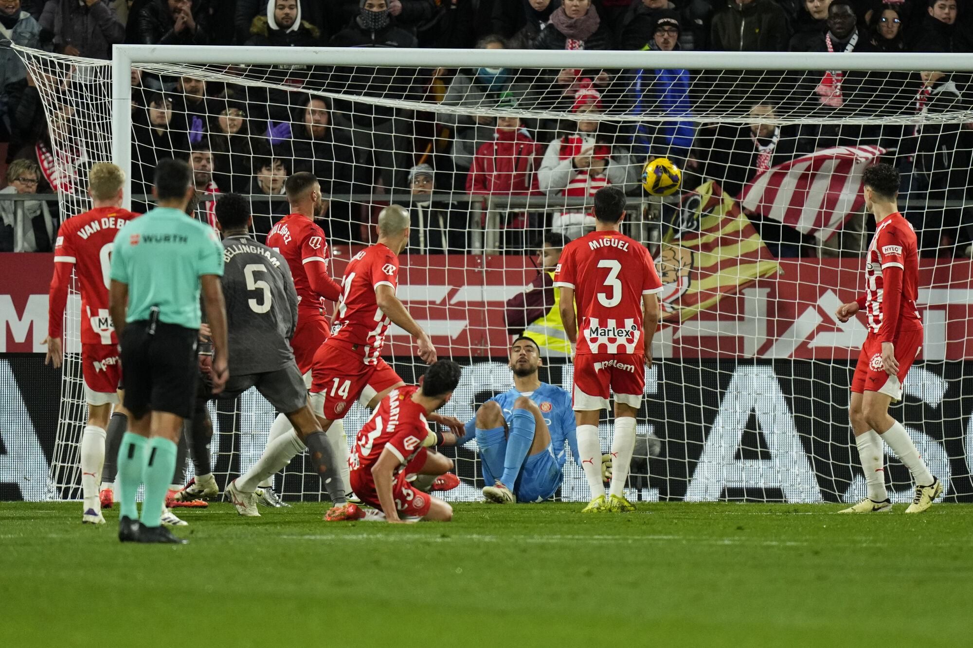 GIRONA, 07/12/2024.- El centrocampista del Real Madrid Jude Bellingham (3i) consigue el primer gol del equipo blanco, durante el partido de la jornada 19 de LaLiga que Girona FC y Real Madrid disputan este sábado en el estadio Montilivi, en Girona. EFE/Siu Wu