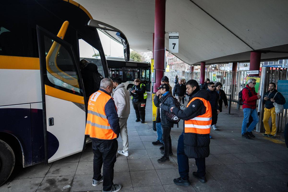 La estación de Fabra i Puig retoma la normalidad tras la reanudación del servicio de Rodalies