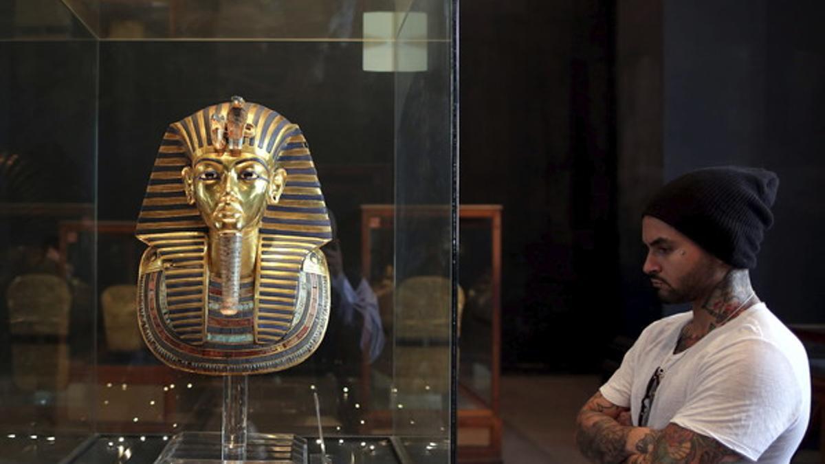 Un turista contempla la máscara de Tutankamón, el pasado noviembre, en el Museo Egipcio.