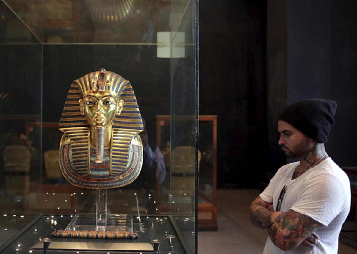 Un turista contempla la màscara de Tutankamon, el novembre passat, al Museu Egipci.
