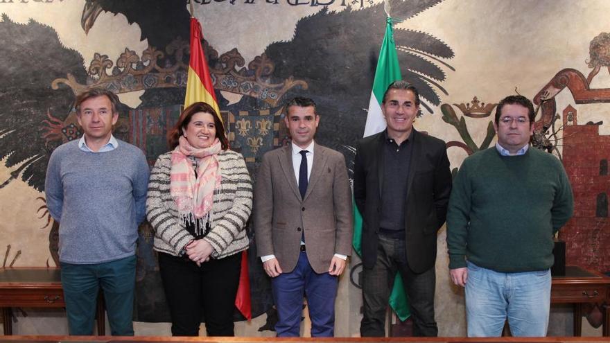 Blanca Fernández y José Bernal con representantes de las entidades.