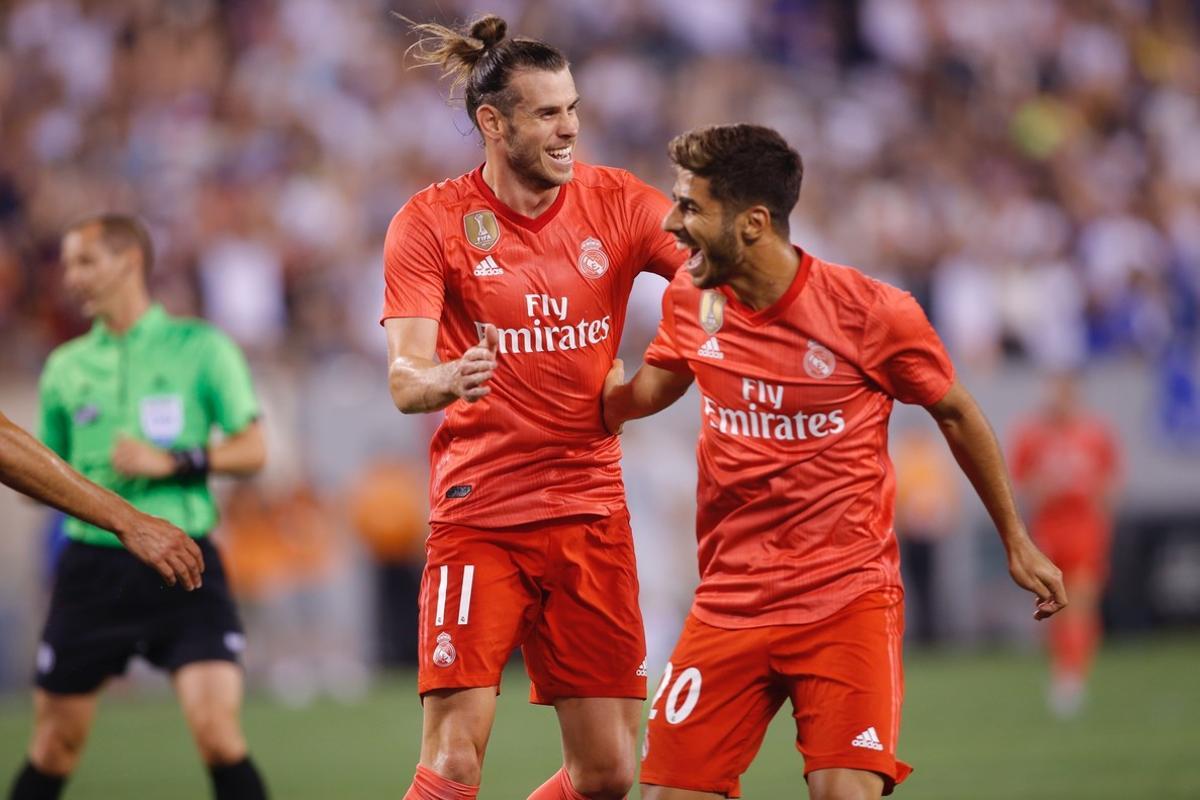 EAS05  EAST RUTHERFORD  NUEVA JERSEY  EE UU    07 08 2018 - El jugador Gareth Bale  i  del Real Madrid celebra con su companero Marco Asensio  d  tras anotar un gol ante   la Roma durante un partido de la Copa Internacional de Campeones entre el Real Madrid y la AS Roma que se juega hoy  martes 7 de agosto de 2018  en el MetLife Stadium  en East Rutherford  Nueva Jersey  EE UU    EFE Kena Betancur