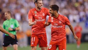 EAS05  EAST RUTHERFORD  NUEVA JERSEY  EE UU    07 08 2018 - El jugador Gareth Bale  i  del Real Madrid celebra con su companero Marco Asensio  d  tras anotar un gol ante   la Roma durante un partido de la Copa Internacional de Campeones entre el Real Madrid y la AS Roma que se juega hoy  martes 7 de agosto de 2018  en el MetLife Stadium  en East Rutherford  Nueva Jersey  EE UU    EFE Kena Betancur