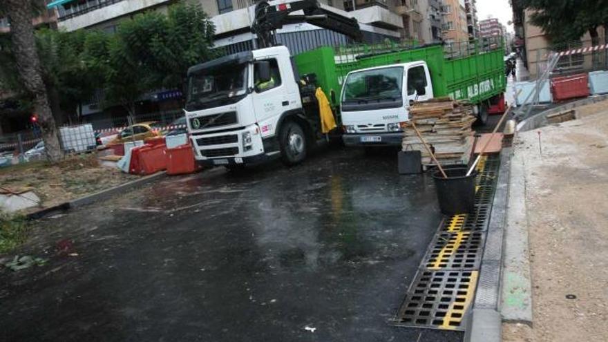 Dos camiones de Jardines ayer en el tramo abierto en el parque de Canalejas, ya asfaltado.