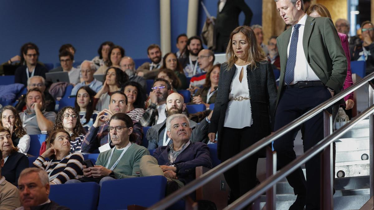 La llegada de la conselleira y el presidente de la Xunta a su llegada al congreso desplegado en Santiago.