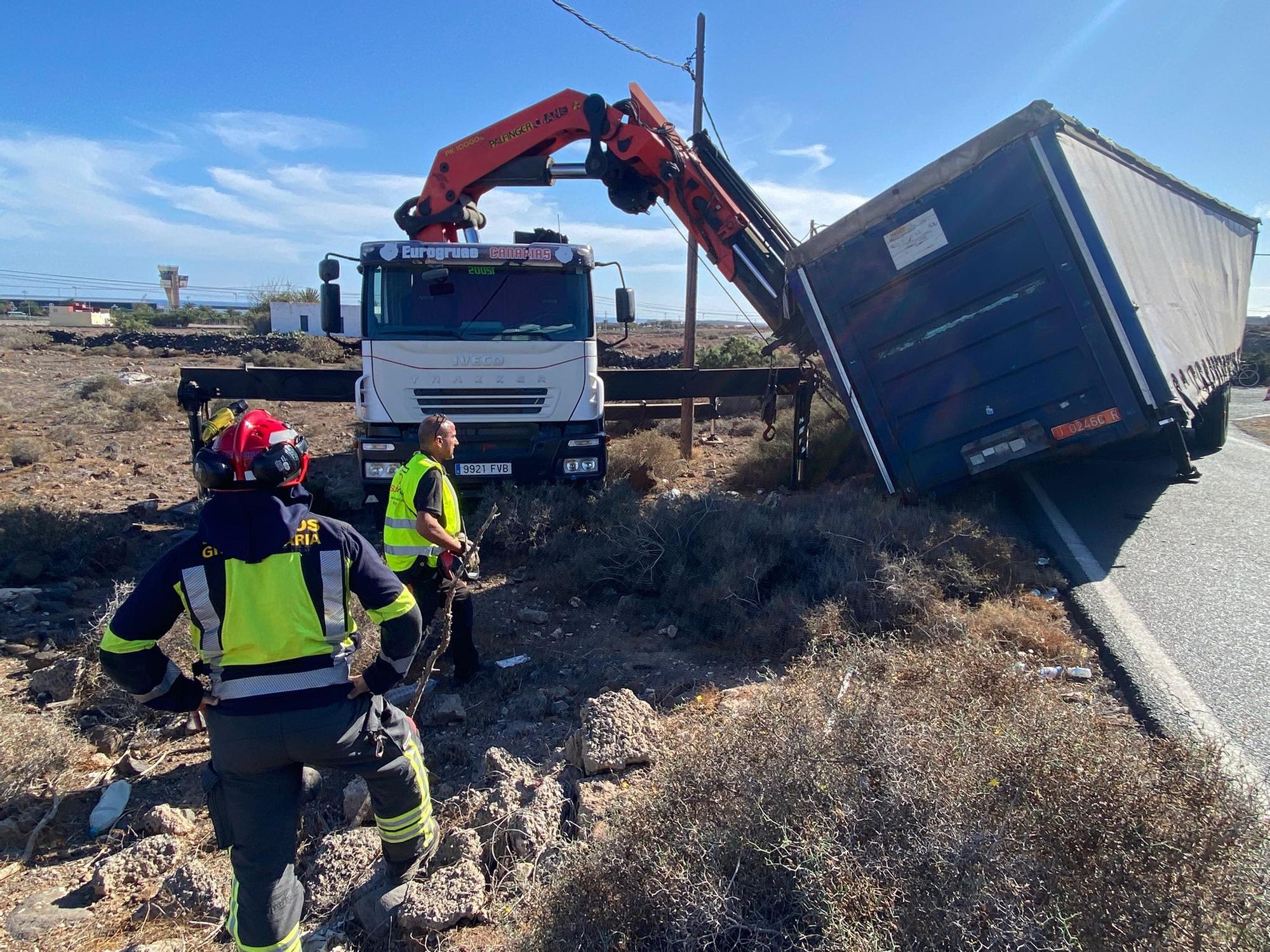 Aparatoso vuelco de un camión plancha en Gran Canaria
