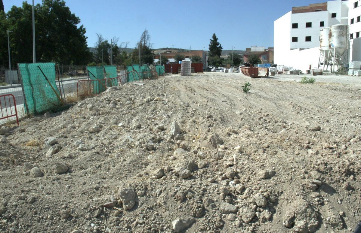 Terrenos a edificar en la calle Los Perales de Lucena.