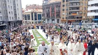 El Corpus brilla con alfombras de sal, fe y más de un centenar de niños de Comunión